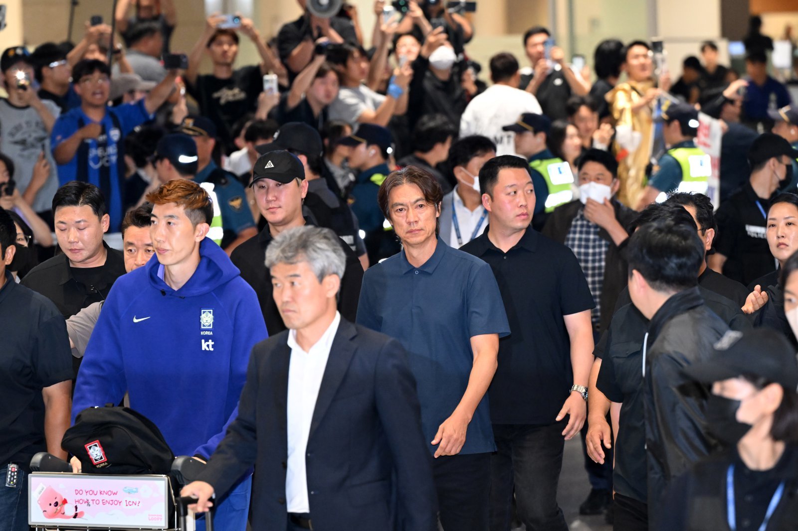 [SD 인천 라이브] 북중미WC 34위 홍명보 감독 씁쓸한 귀국길…수백여 팬들 “홍명보 나가” 외침까지