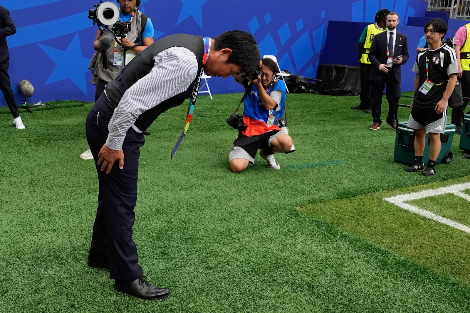 모리야스 하지메 일본 감독이 30일(한국시간) 미국 텍사스주 휴스턴 스타디움에서 열린 브라질과 북중미월드컵 32강전을 마친 뒤 원정 팬들에게 고개 숙여 감사 인사를 전하고 있다. 휴스턴｜AP뉴시스