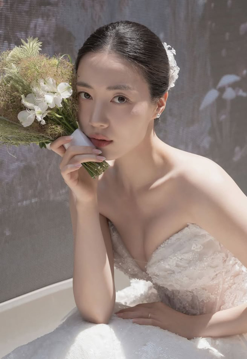 류화영 웨딩화보 공개…순백의 드레스에 ‘우아+청순미’