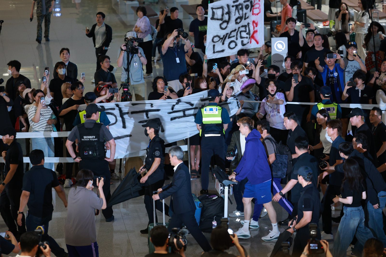 북중미월드컵 32강 진출이 좌절된 축구국가대표팀 본진이 6월 30일 인천국제공항 제2터미널을 통해 쓸쓸하게 귀국했다. 300여명의 팬들이 고성을 지르며 강한 불만을 토해냈다. 인천국제공항｜뉴시스