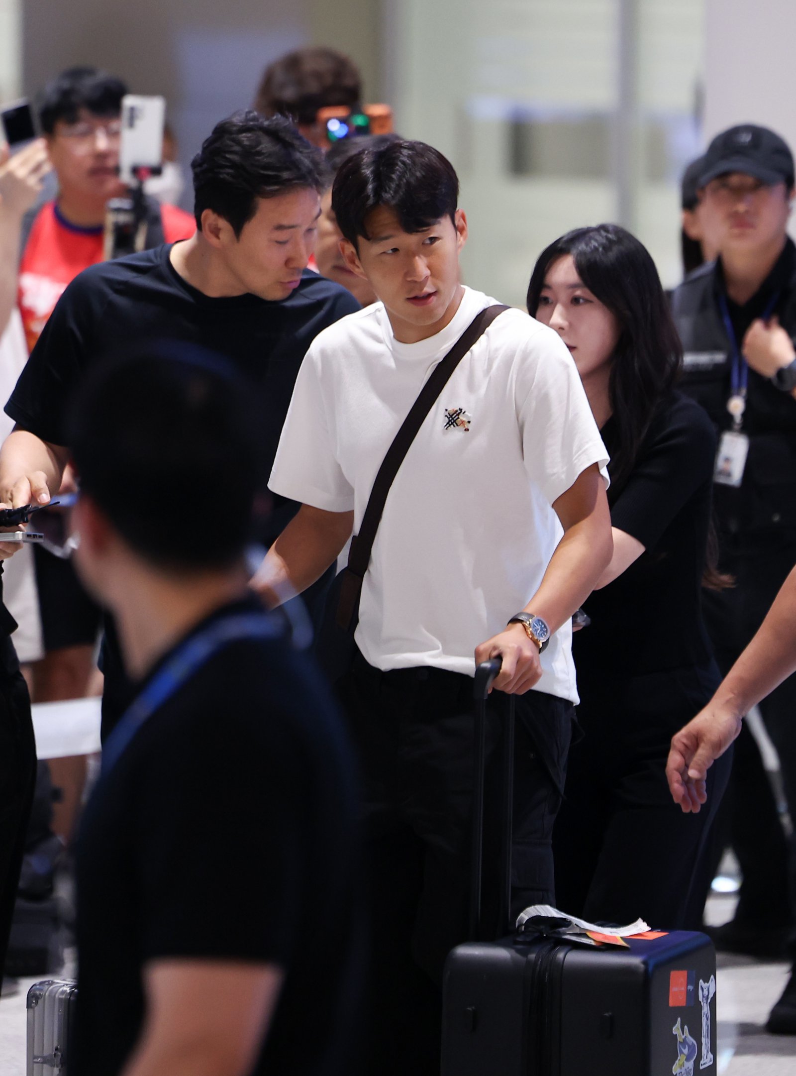 [SD 인천 라이브] 새벽에도 손흥민 귀국길 찾은 1백여 축구 팬들은 응원과 위로를 건넸다…야유와 욕설로 덮인 홍 전 감독 귀국길과 대조 이뤄