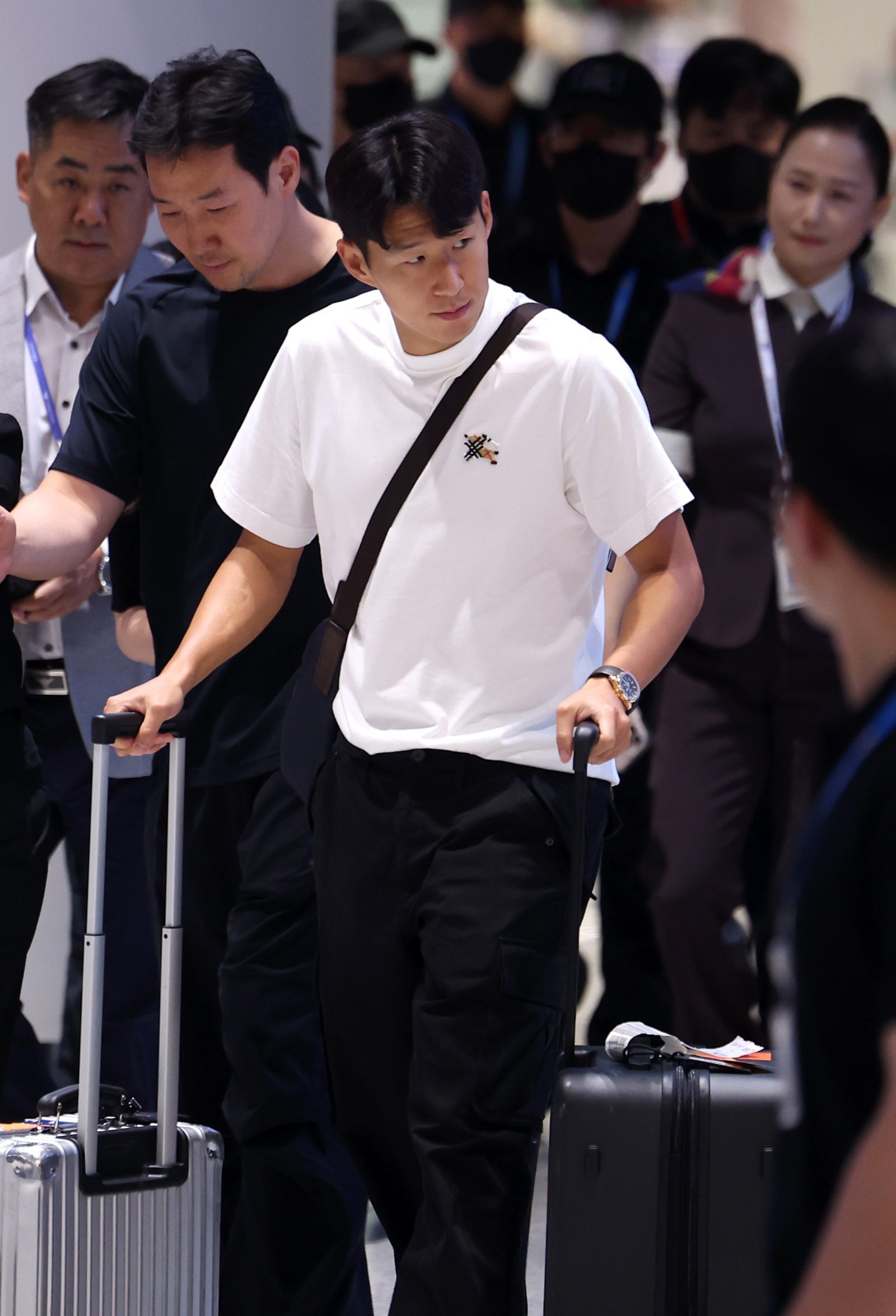 축구국가대표팀 주장 손흥민(가운데)이 1일 인천국제공항 제2터미널 입국장을 통해 귀국하고 있다. 인천국제공항│뉴시스