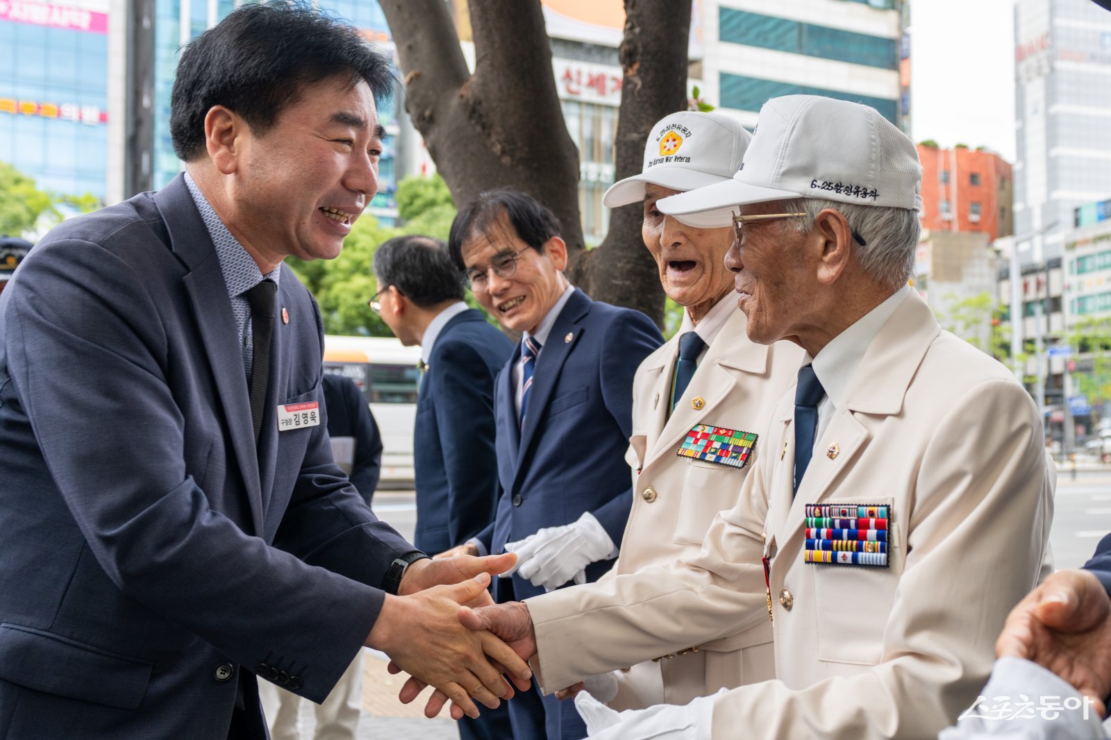 부산진구 재향군인회가 지난달 24일 호국보훈의달을 맞아 순국선열의 숭고한 호국정신을 기리기 위해 6·25전쟁 기념식을 개최한 가운데 김영욱 구청장이 참전유공자에게 인사를 하고 있다. (사진제공=부산진구)