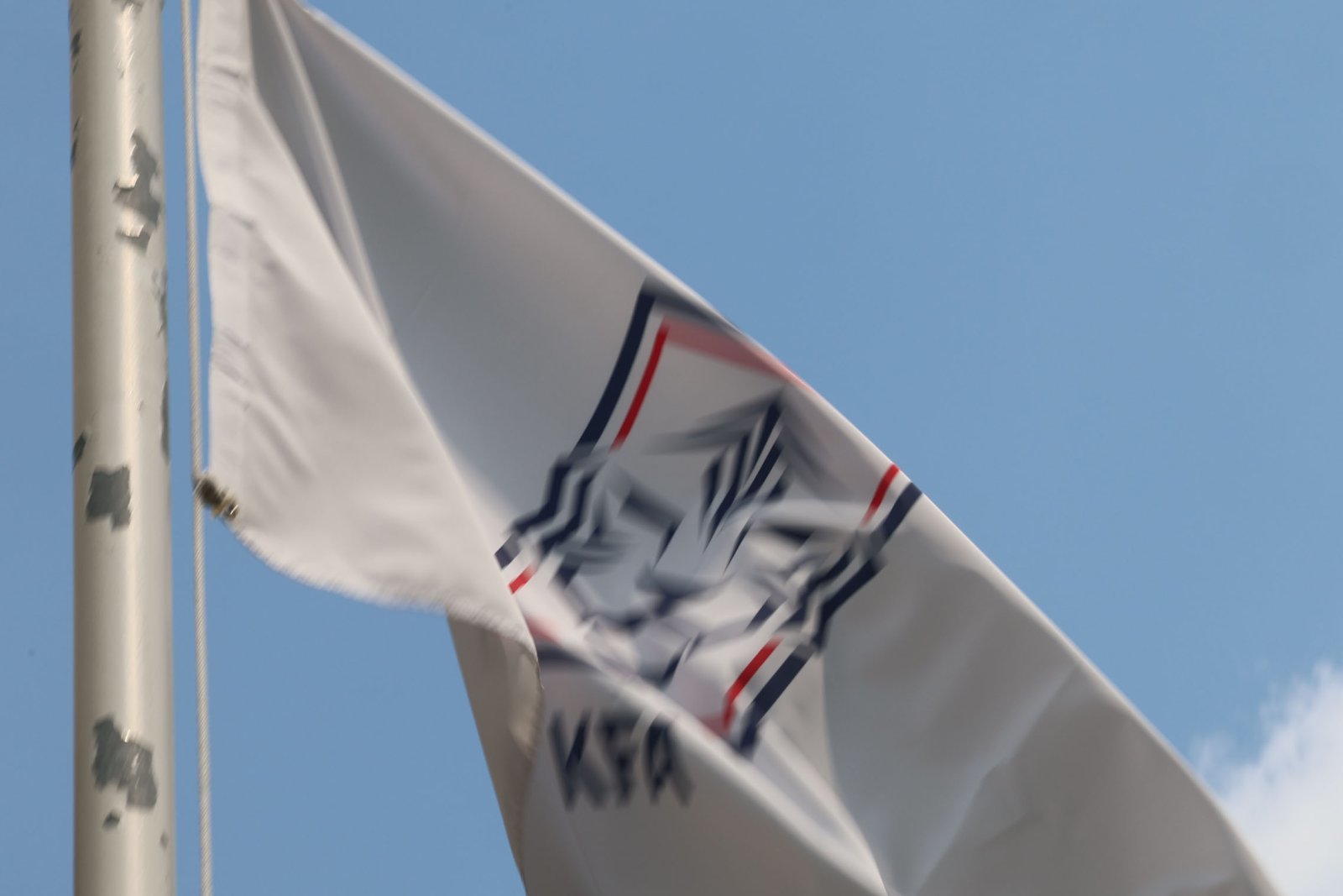 북중미월드컵 32강 토너먼트 실패로 대한축구협회가 초비상이 걸린 가운데 대회 전부터 전세기, 초상권 등의 여러 이슈로 냉기류가 흘렀던 정황이 포착됐다. 뉴시스