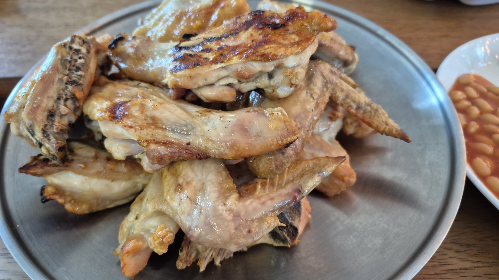 닭장 숯 소금구이. 장작과 숯에서 구워내 담백하면서도 촉촉한 육즙을 맛볼 수 있다.