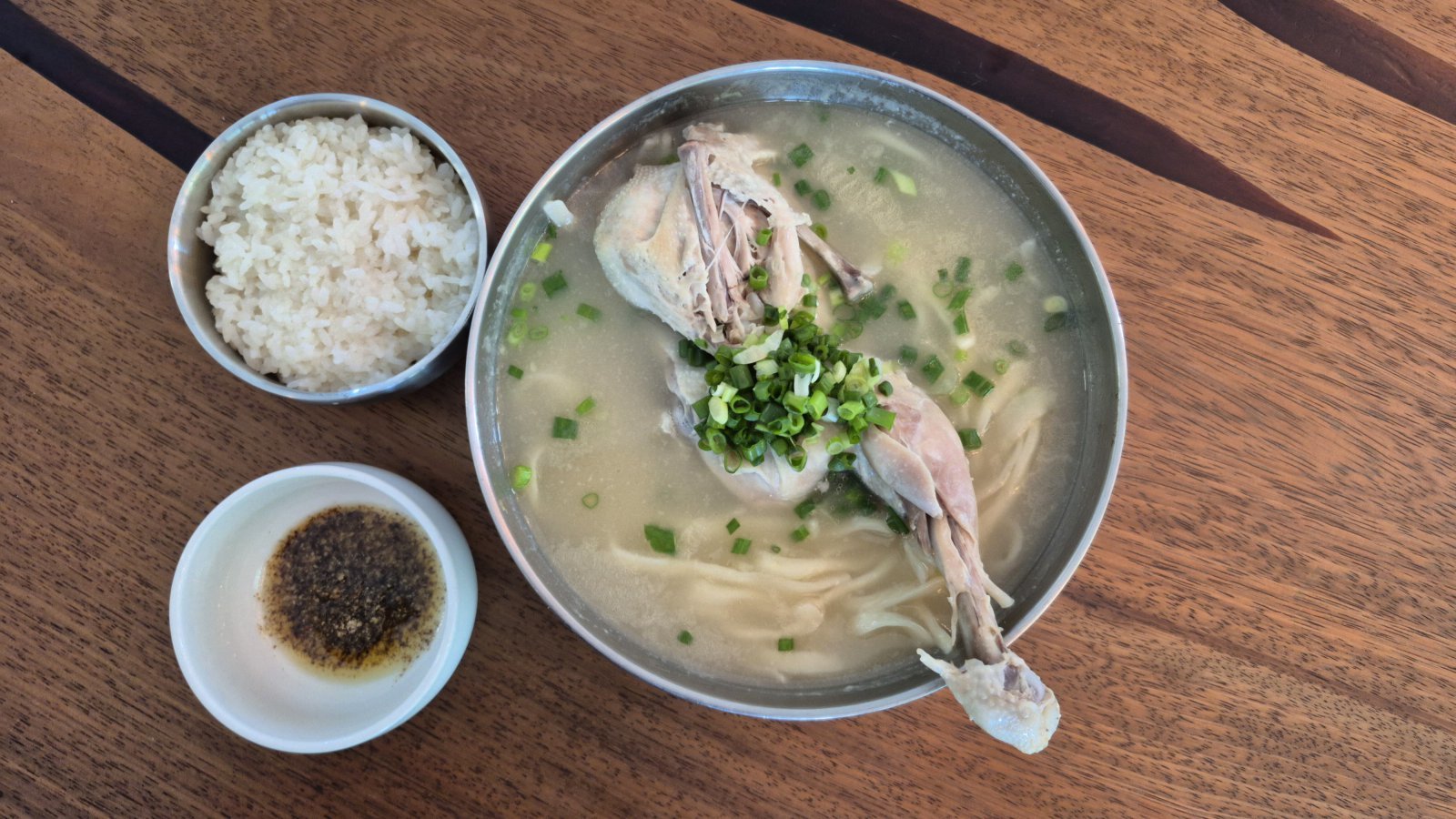큼직한 닭다리 하나가 통째로 들어간 닭장 칼국수. 면은 그냥 먹어도 좋지만 들기름 소스에 찍어 먹으면 색다른 풍미를 느낄 수 있다. 면을 다 먹은 뒤 육수에 찰밥을 말아주면 삼계탕이 된다. 찰밥을 소스에 찍어 먹어도 맛있다.
