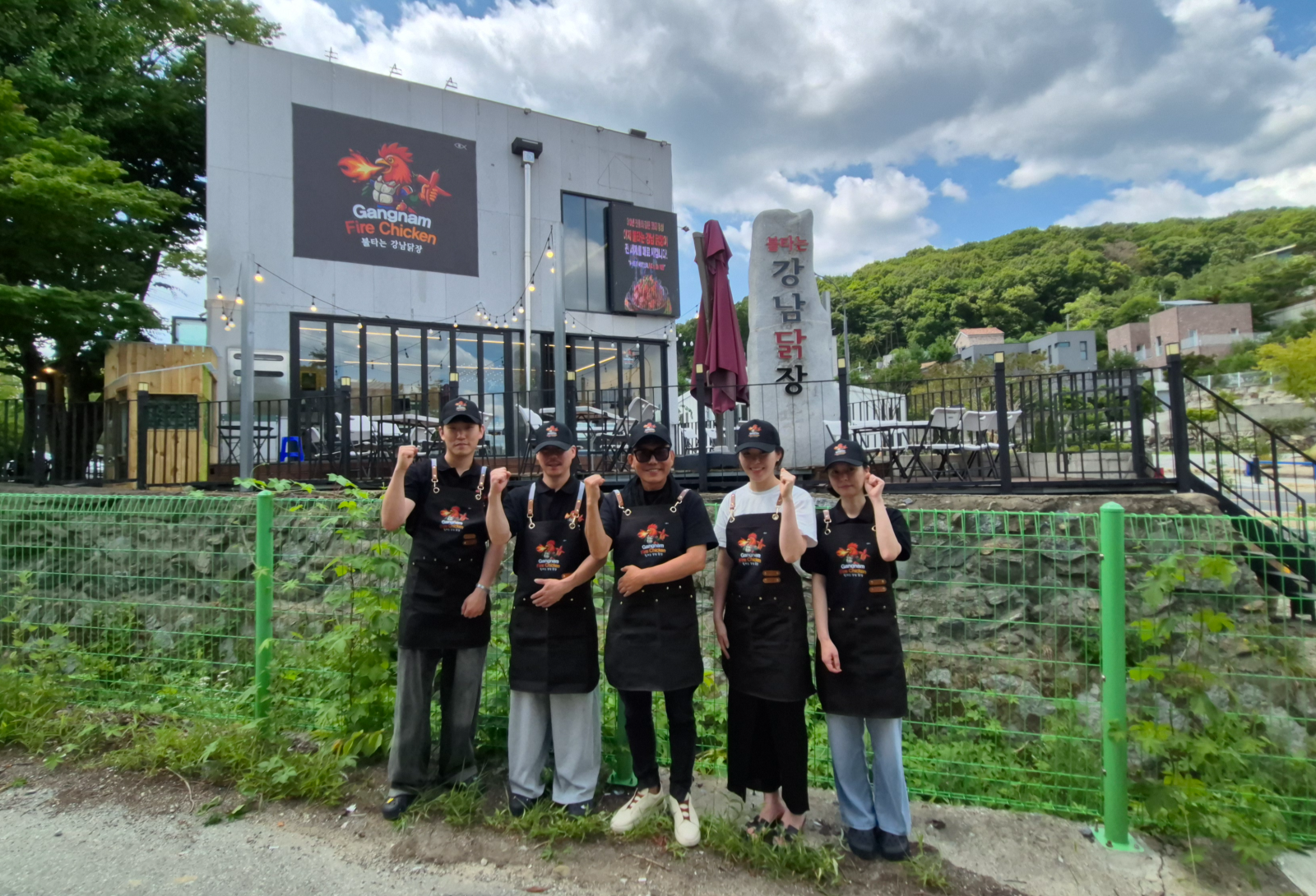 석현수 회장(왼쪽 3번째), 황유진 고기리 직영점 대표(4번째)와 ‘불타는 강남 닭장’ 직원들이 함께 파이팅을 외치고 있다.