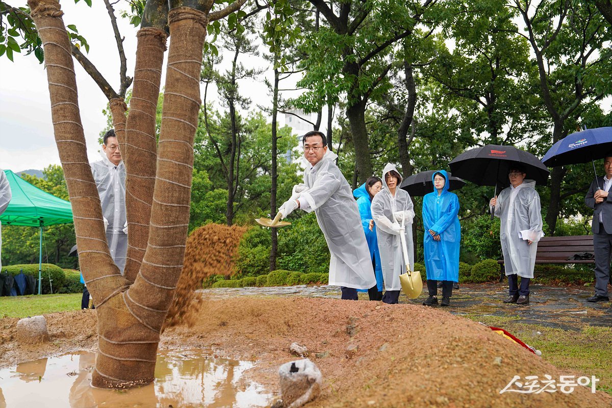 1일 오전 용기공원에서 서영학 여수시장이 통상적인 취임식을 열지 않고 기념식수 행사로 민선9기의 첫 공식 일정을 시작했다. 사진제공=여수시