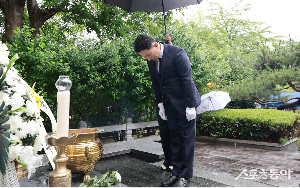 함평군은 이남오 군수가 1일 오전 함평공원 충혼탑을 참배하며 민선9기 공식 일정을 시작했다고 밝혔다. 사진제공=함평군