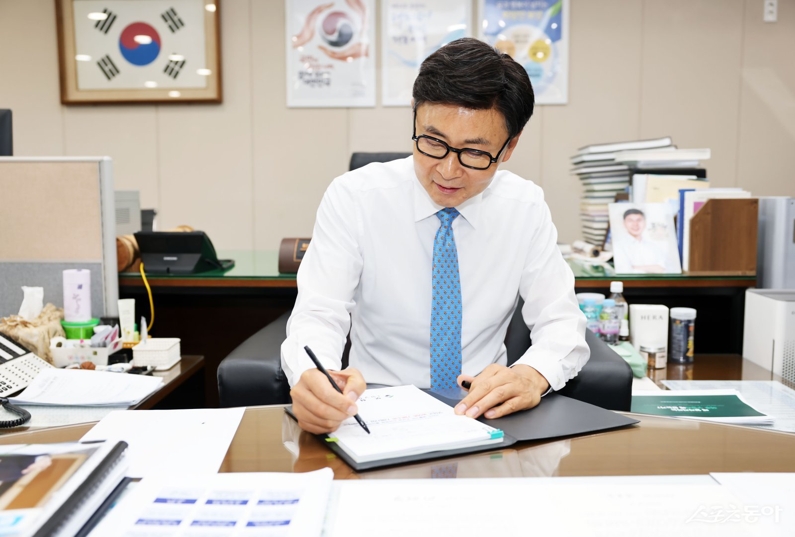 김철우 보성군수가‘농어촌 기본소득 시행계획’취임 첫 결재를 하고 있다. 사진제공=보성군