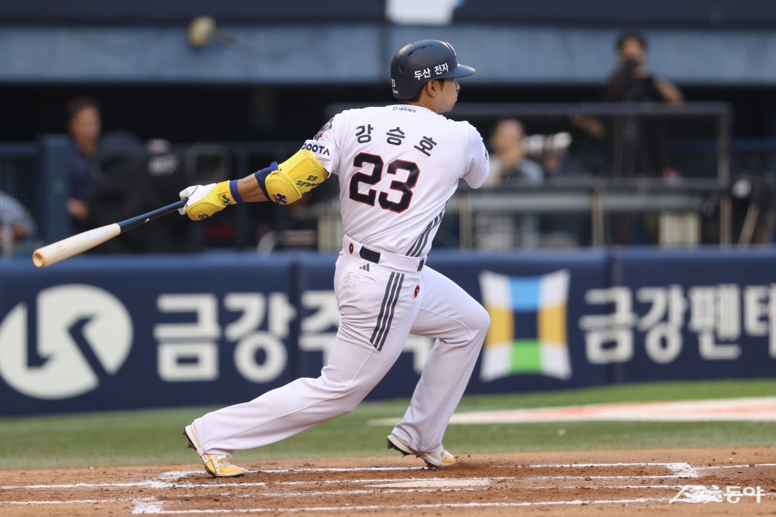 두산 강승호가 1일 잠실 롯데전서 타격하고 있다. 사진제공｜두산 베어스