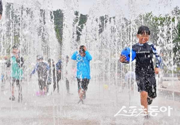 장성군이 본격적인 여름철을 맞아 지역 곳곳의 물놀이시설과 수경시설 운영에 들어가며 주민과 관광객 맞이에 나섰다. 사진제공=장성군