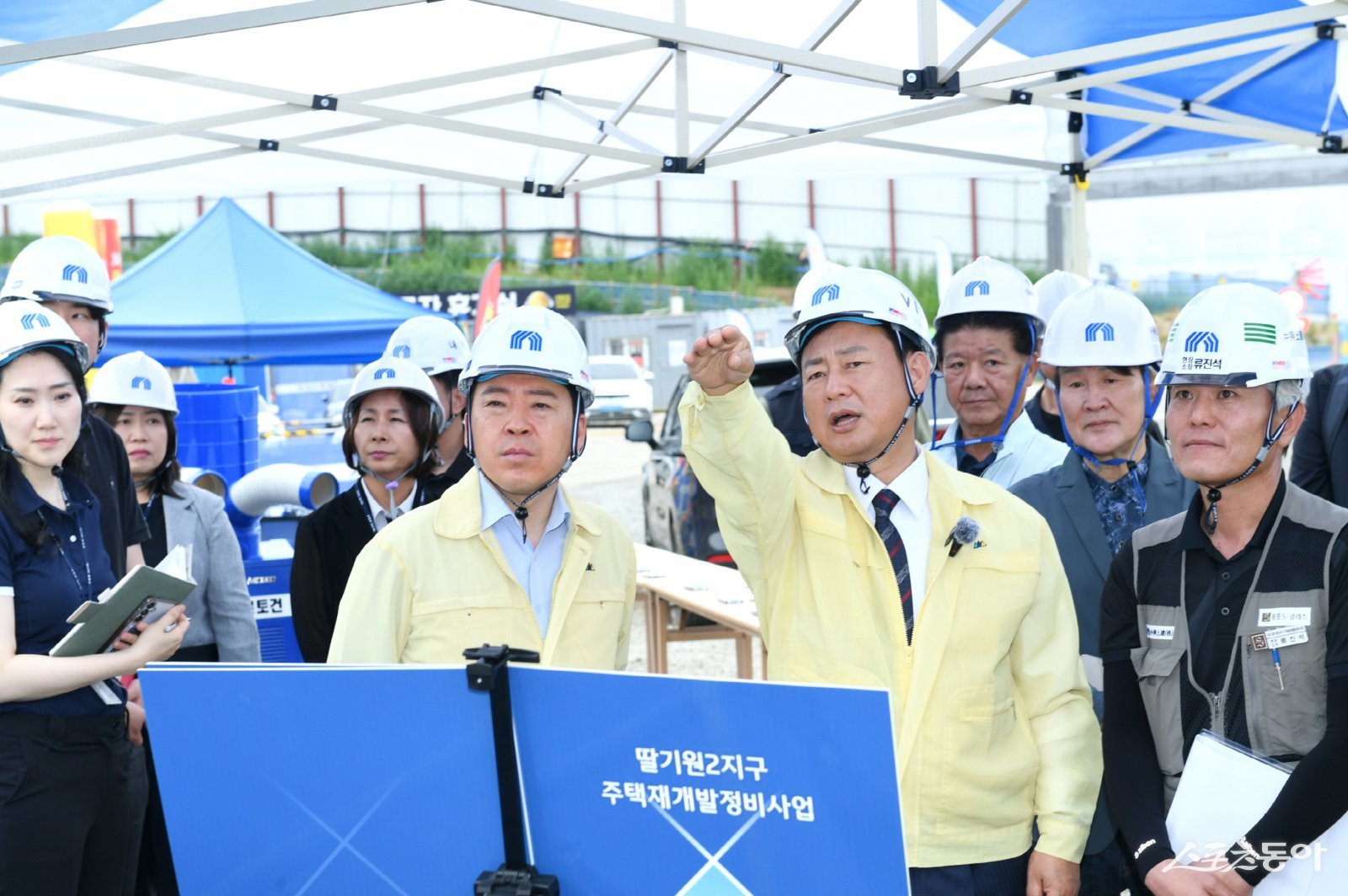 신동화 구리시장(오른쪽 두번째)이 2일 딸기원2지구 주택재개발사업 현장을 찾아 사업 추진 현황을 직접 점검하고 있다.
