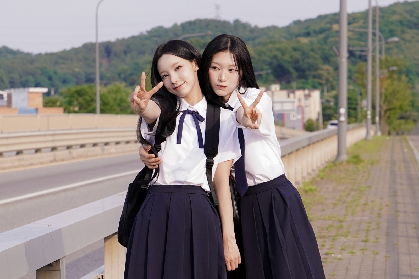 “리센느 야호” 원이·미나미, 교복 비주얼 공개…태연 ‘만찬가’ MV 화제