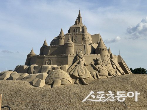 2026 영일대 샌드페스티벌에 선보이는‘모래로 빚어낸 거대한 마법의 성‘. 사진제공 ㅣ 포항시