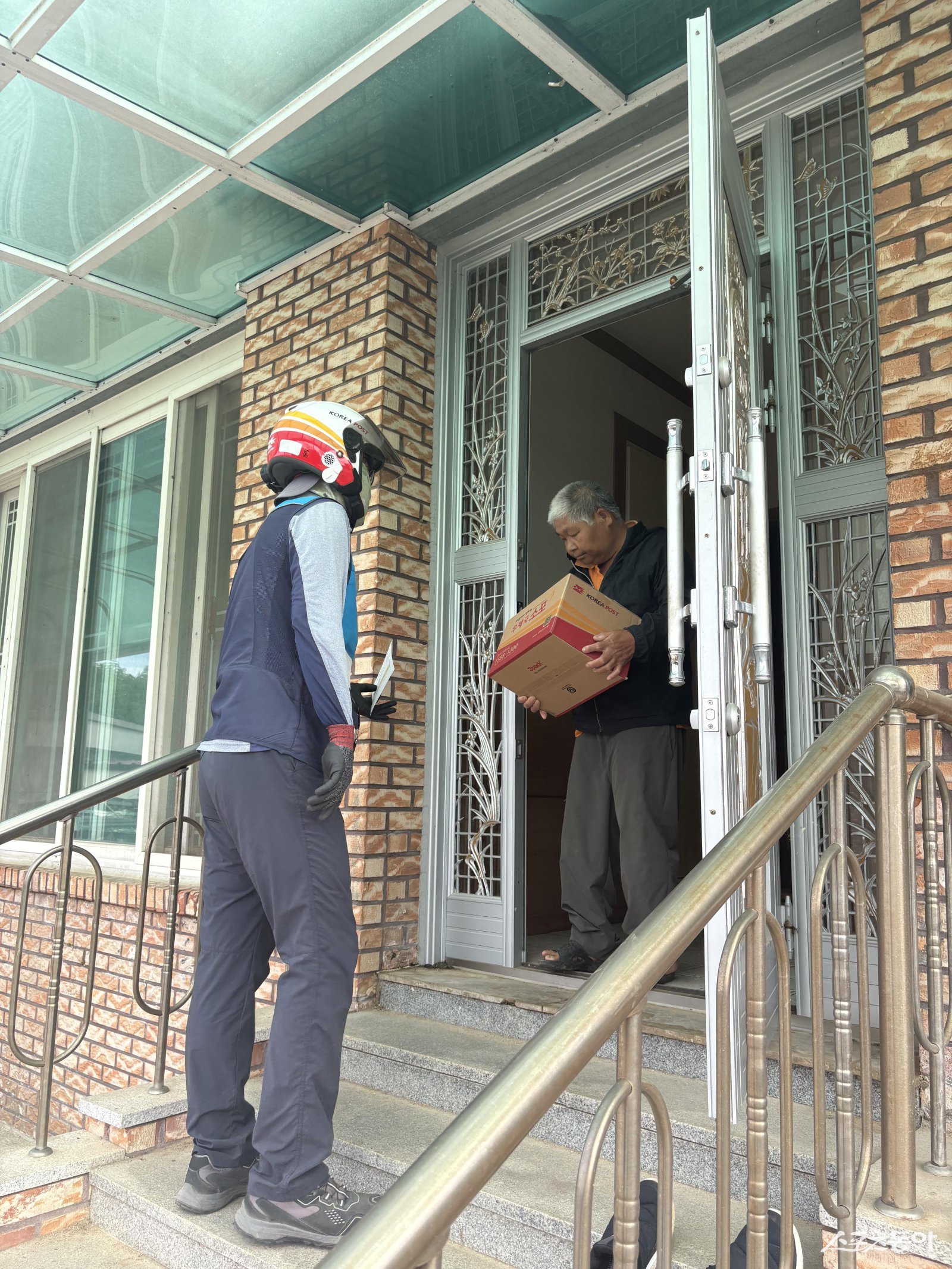 담양군이 홀로 생활하는 1인 가구를 대상으로 운영 중인 ‘안부살핌우편서비스’를 통해 복지 사각지대 해소에 힘을 쏟고 있다. 사진제공=담양군