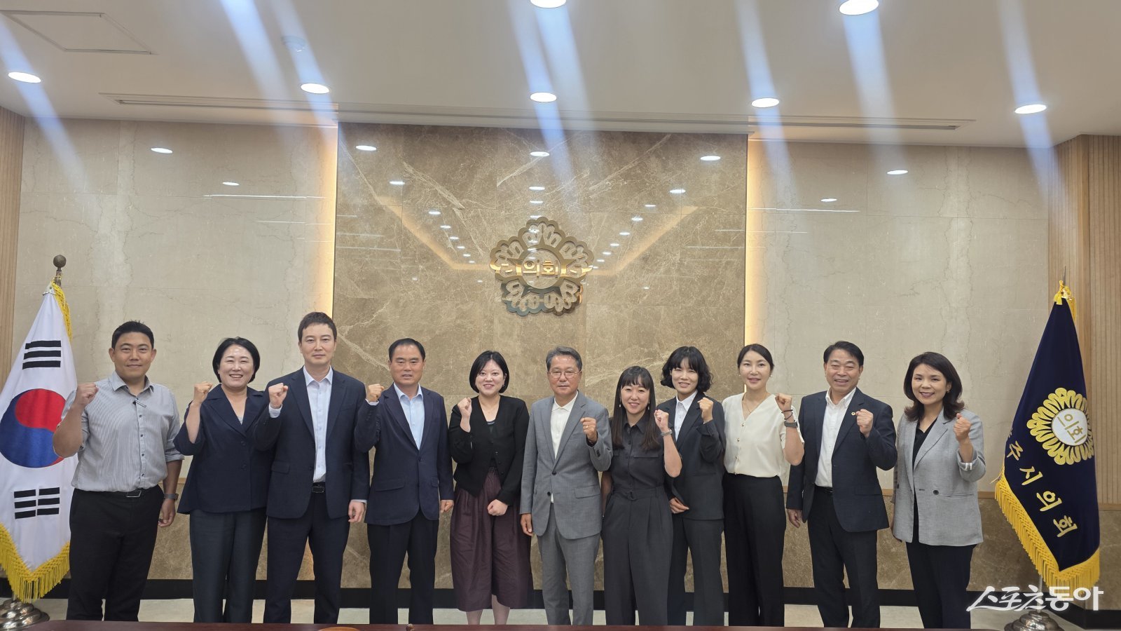 더불어민주당 남양주시의회는 3일 제4차 의원총회를 열어 제10대 남양주시의회 전반기를 이끌 당 후보 선출을 최종 확정하고 기념 촬영하고 있다.