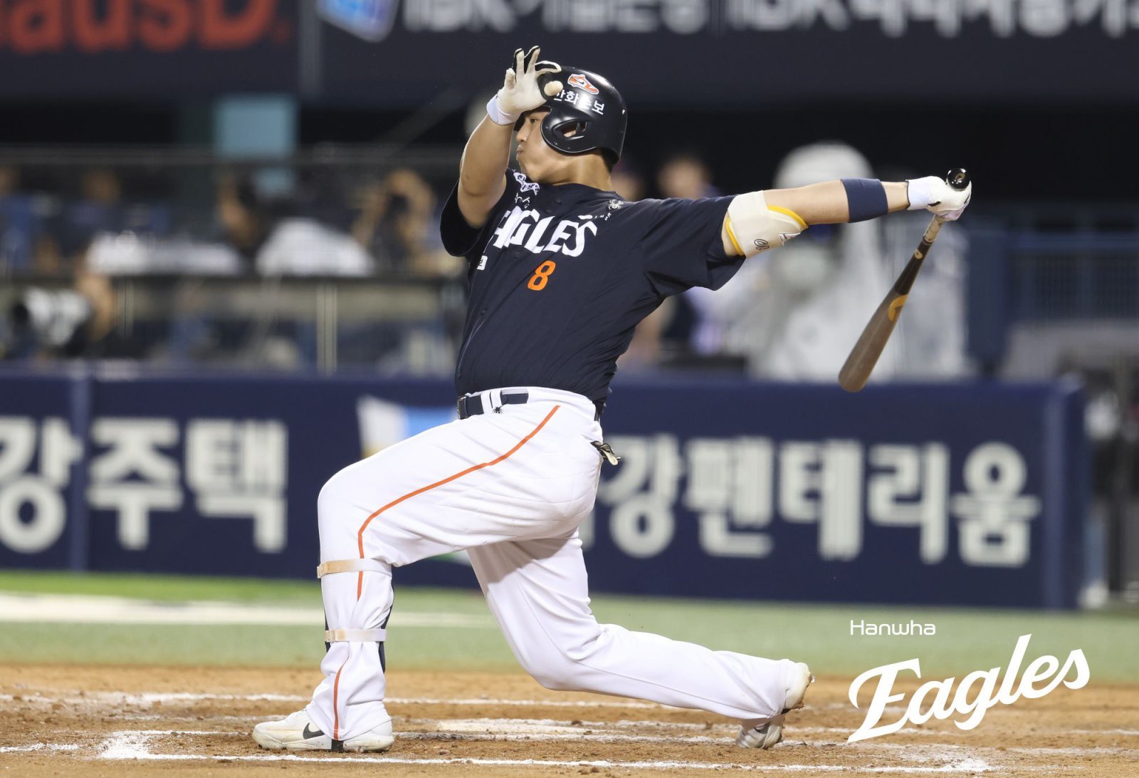 한화 노시환이 3일 잠실 LG전 8회초 2사 2루 상황에서 우월 2점 홈런을 터트리고 있다. 사진제공|한화 이글스