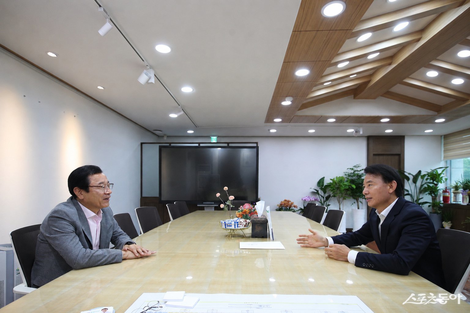 최현덕 남양주시장과 이현재 하남시장(왼쪽)이 3일 공동 현안 해결을 논의하는 모습