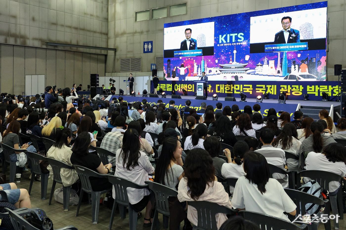 민경선 고양특례시장이 ‘제11회 대한민국 국제 관광박람회’서 환영사를 하고 있다.