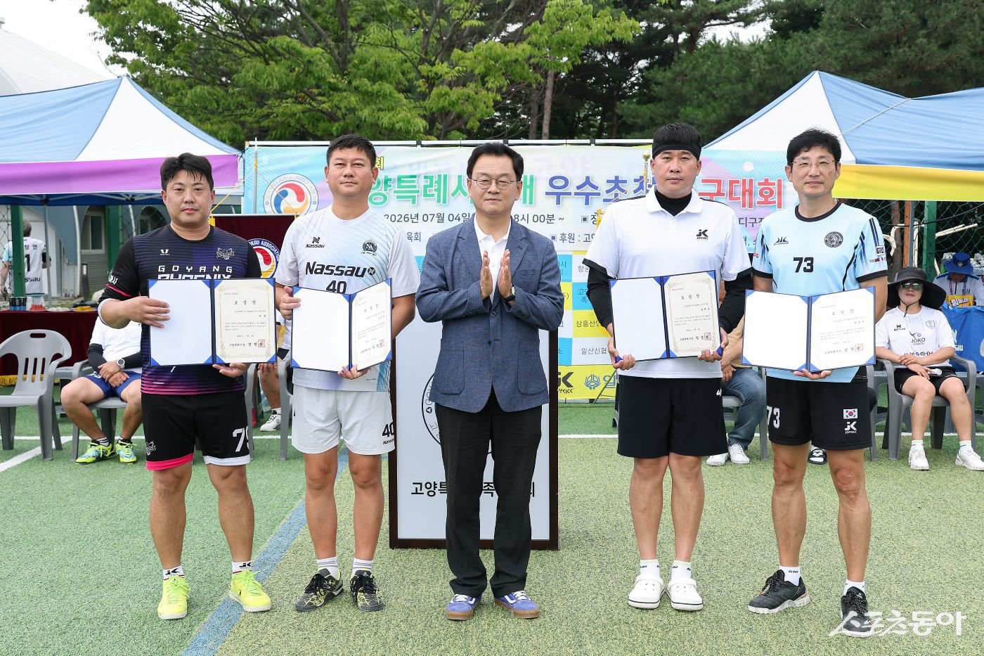 민경선 시장(가운데)은 ‘2026 고양특례시장배 전국 우수초청 족구대회’에서 기념촬영하고 있다.