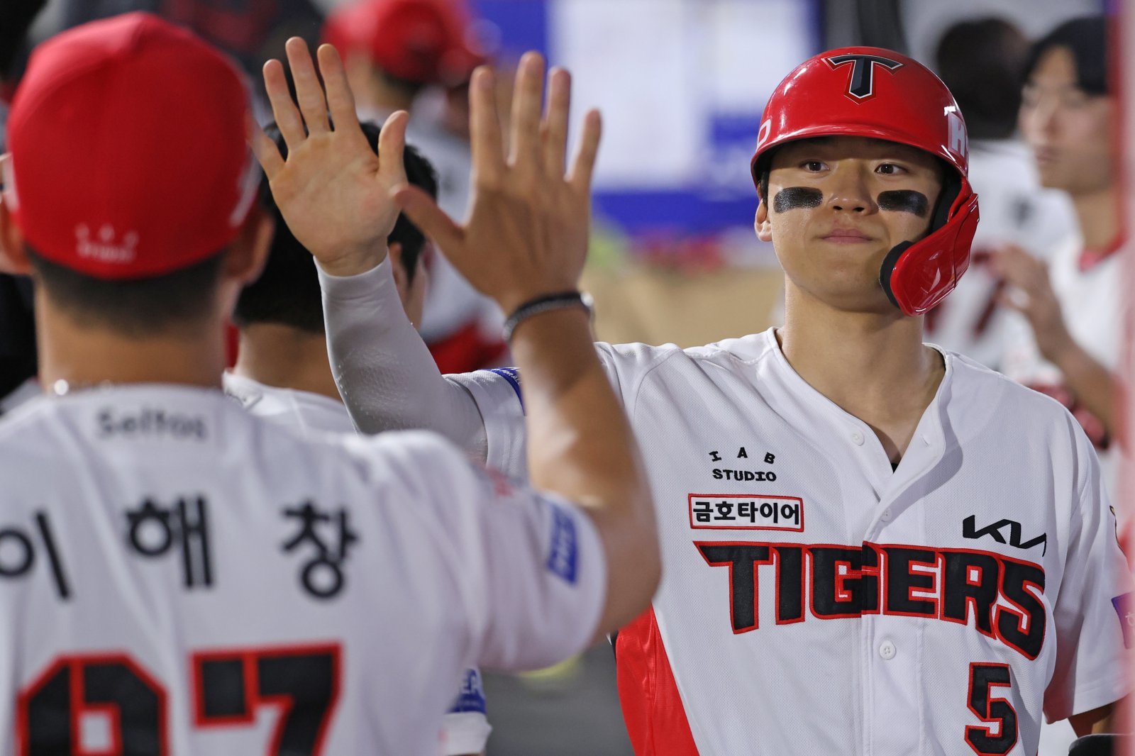 KIA 김도영(5번)은 조승범 타격보조코치와 면담 이후 자신의 타격을 재정립하며 페이스를 끌어올렸다. 사진제공｜KIA 타이거즈