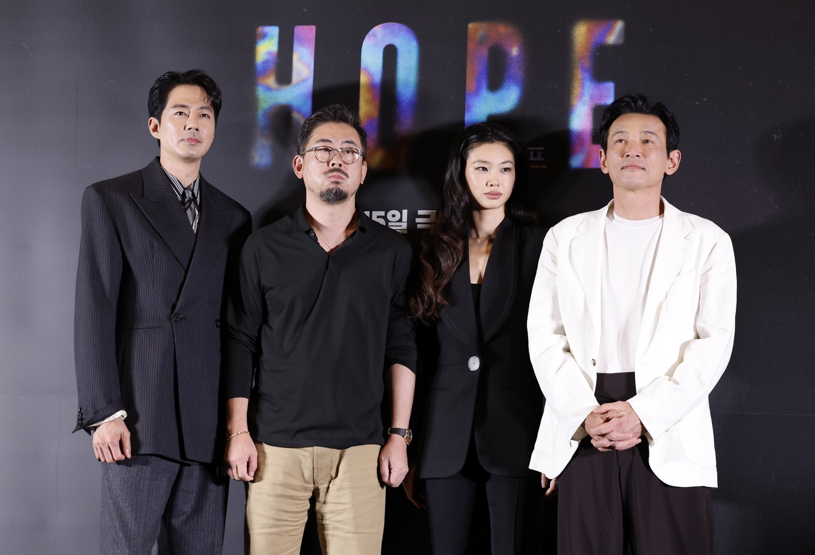 [서울=뉴시스] 김혜진 기자 = 배우 조인성(왼쪽부터), 나홍진 감독, 정호연, 황정민이 6일 오후 서울 강남구 메가박스 코엑스에서 열린 영화 ‘호프’(감독 나홍진) 언론시사회에서 포즈를 취하고 있다.  ‘추격자’, ‘황해’, ‘곡성’을 연출한 나홍진 감독의 신작인 ‘호프’는 고립된 마을 호포항에 미지의 존재가 찾아오면서 벌어지는 격돌을 그린 SF 서사 블록버스터다. 지난 제79회 칸 국제영화제 월드 프리미어 상영 직후 약 7분간의 기립박수를 받으며 반응을 이끌어냈다. 배우 황정민, 조인성, 정호연 등이 출연하며 오는 15일 개봉한다. 2026.07.06. jini@newsis.com