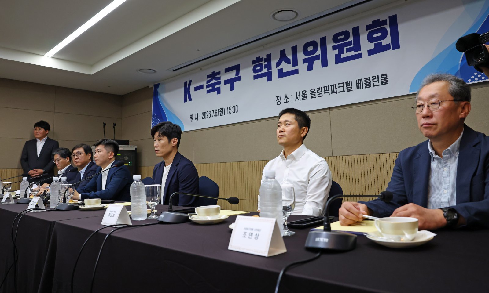 박지성 K-축구혁신위원회 공동위원장(오른쪽 3번째)이 6일 서울 송파구 올림픽파크텔서 열린 출범식서 모두발언을 하고 있다. 사진제공│문화체육관광부