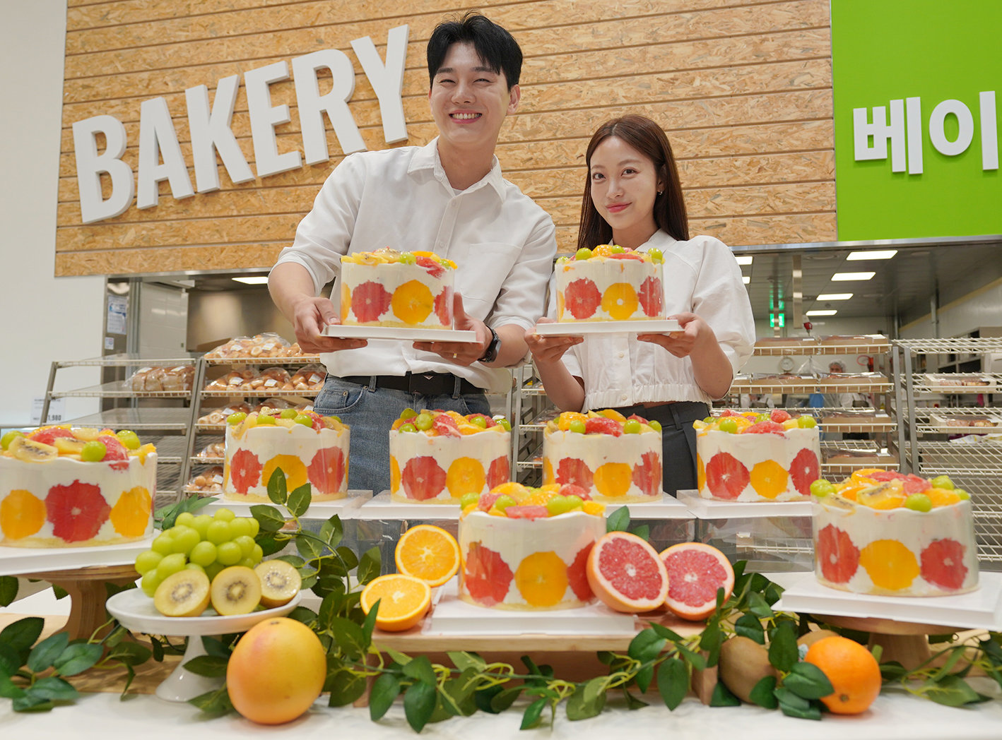 신세계푸드 "생과일 1㎏ 담은 '생과일 한가득 케이크' 만나요" - 뉴스 썸네일 이미지