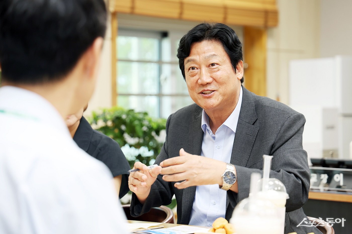 손배찬 파주시장이 지난 3일 취임 후 첫 현장 일정으로 교육 현장을 찾아가 대화를 나누고 있다.