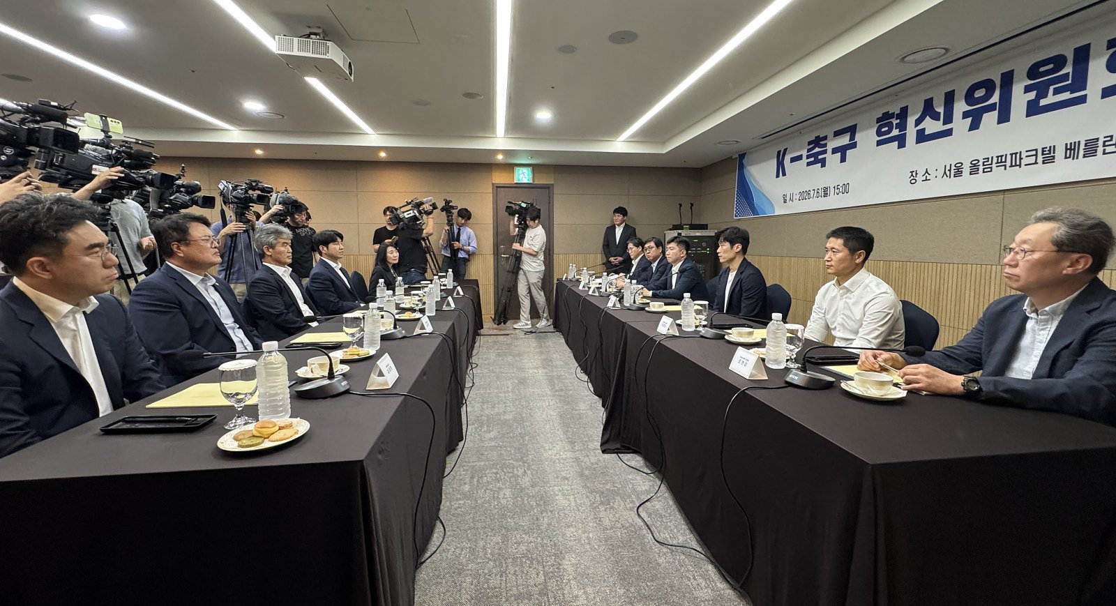 K-축구혁신위원회가 6일 서울 송파구 올림픽파크텔서 출범식을 열었다. 혁신위는 현장 지도자를 위원으로 위촉하지 않으면서 축구계의 목소리가 제대로 반영되지 않을 수 있다는 우려를 낳았다. 뉴시스