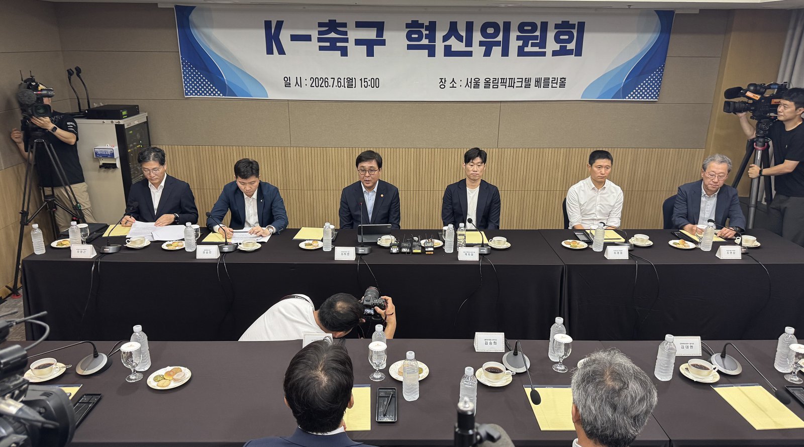 K-축구혁신위원회가 6일 서울 송파구 올림픽파크텔서 출범식을 열었다. 혁신위는 현장 지도자를 위원으로 위촉하지 않으면서 축구계의 목소리가 제대로 반영되지 않을 수 있다는 우려를 낳았다. 뉴시스