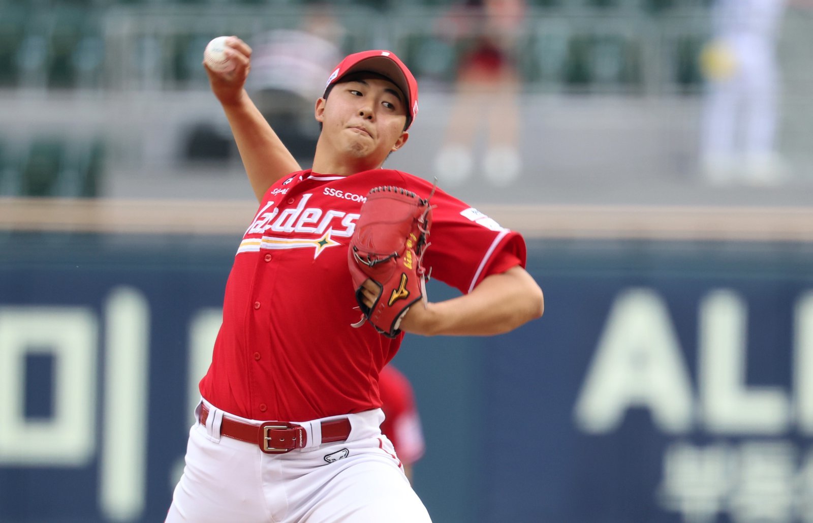 SSG 김민준이 7일 잠실 두산전서 6이닝 4안타 1볼넷 6탈삼진 무실점을 기록하며 팀의 4-2 승리를 이끌었다. 김민준은 데뷔 첫 퀄리티스타트(QS) 피칭으로 시즌 2승(1패)째를 올리며 팀 9연패 사슬까지 끊었다. 뉴시스