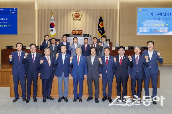 경상북도의회가 제13대 전반기 상임위원장단 구성을 마무리하며 파이팅하고 있다. 사진제공 ㅣ 경상북도의회