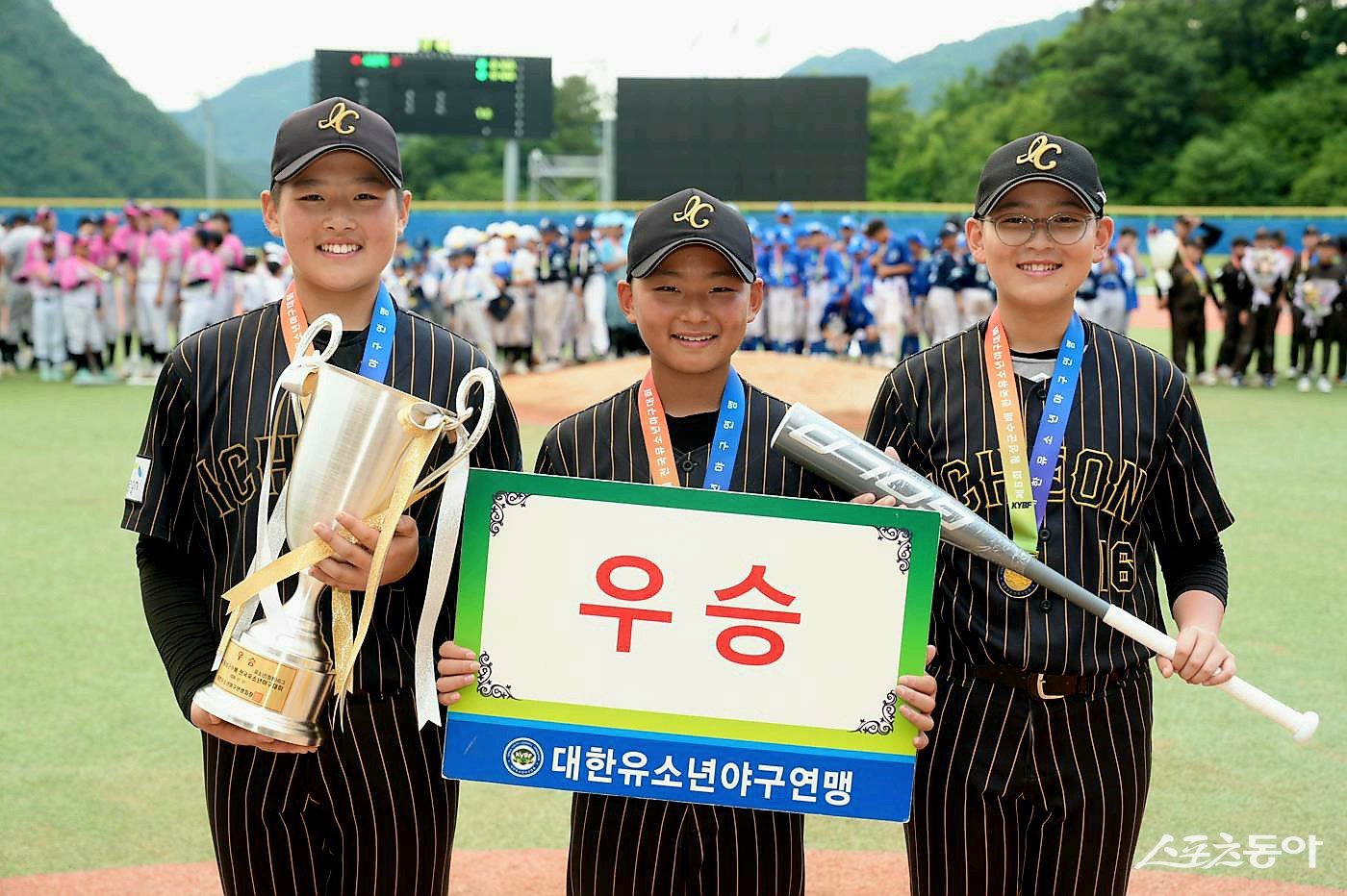 제6회 횡성군수배 전국유소년야구대회 유소년리그(U-13) 청룡 우승을 차지한 이천시유소년야구단. 사진제공|대한유소년야구연맹