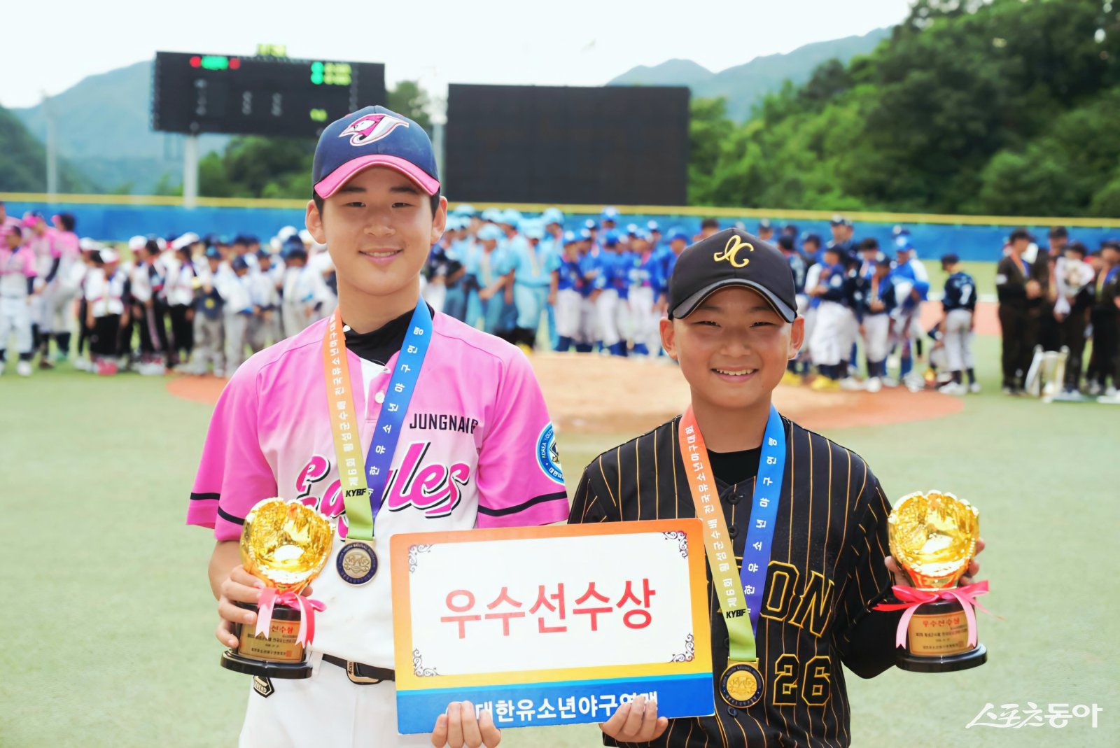 제6회 횡성군수배 전국유소년야구대회 유소년리그(U-13) 청룡에서 우수선수상을 받은 중랑이글스유소년야구단 김승재(왼쪽)와 이천시유소년야구단 이현서. 사진제공|대한유소년야구연맹