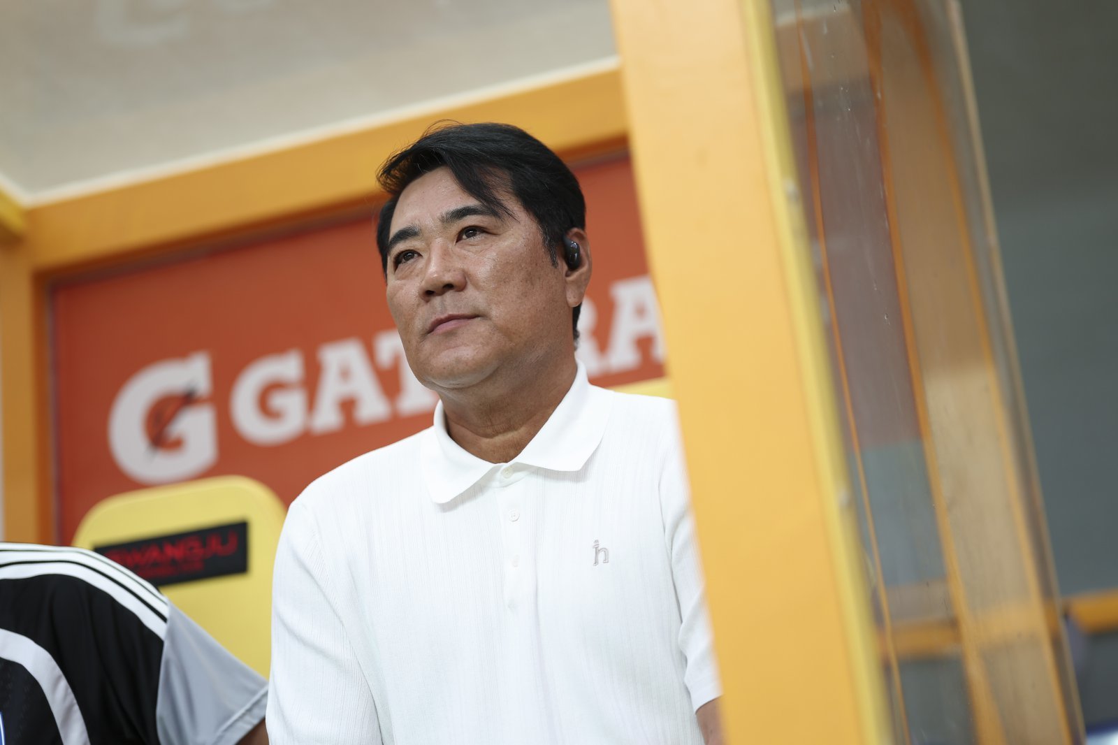 울산 김현석 감독이 5일 광주와 원정경기서 그라운드를 바라보고 있다. 사진제공|한국프로축구연맹