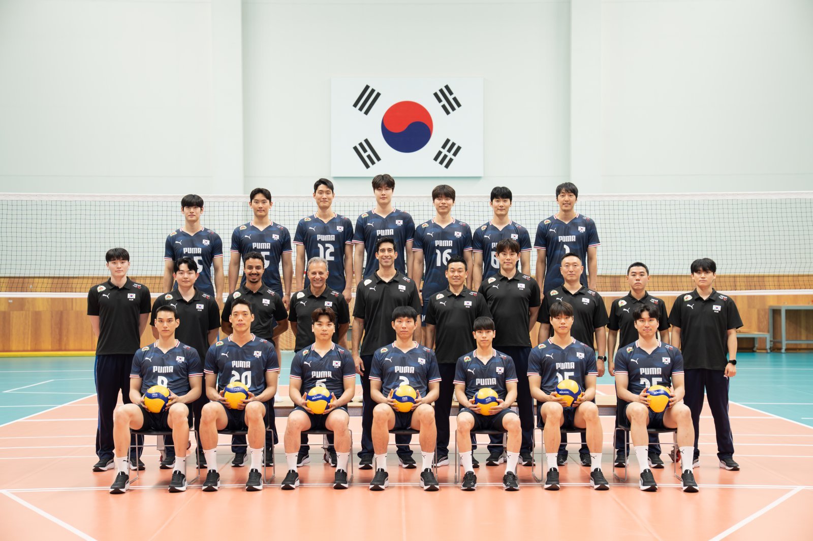 8월 아시아선수권과 9월 2026아이치·나고야아시안게임을 준비하는 남녀배구대표팀이 22일부터 충청북도 제천체육관서 각각 브라질, 인도네시아와 평가전을 치른다. 사진은 진천국가대표선수촌서 기념촬영을 한 남자배구대표팀 선수단. 사진제공│대한배구협회