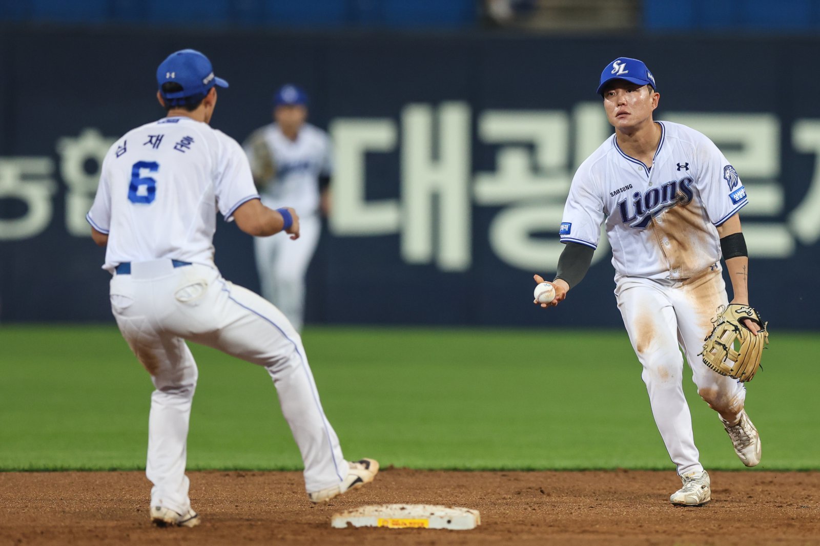 ‘주자와 충돌’ 어지러움 호소한 삼성 류지혁, 6회초 수비 도중 교체