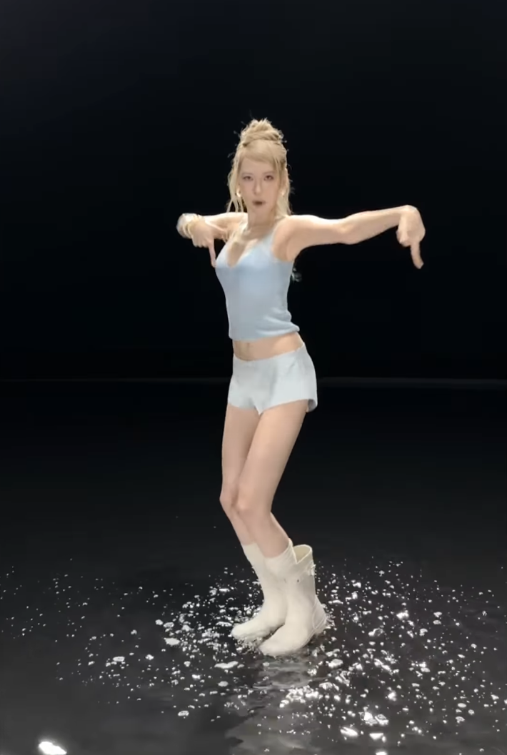 선미, 워터밤인 줄…독특한 물쇼로 ‘포에버 줄라이’ 프리뷰