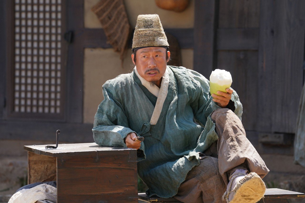 설엔 ‘왕사남’, 추석엔 ‘암살자(들)’…유해진의 ‘명절 특수’ 흥행 공식