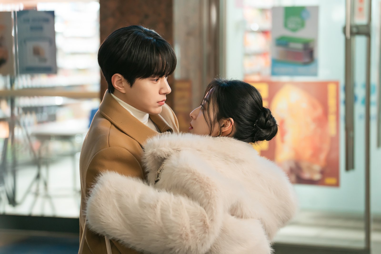 김명수♥강민아 몸이 엉켰다, 의도치 않게 포옹…눈빛 교환도 (공감세포)