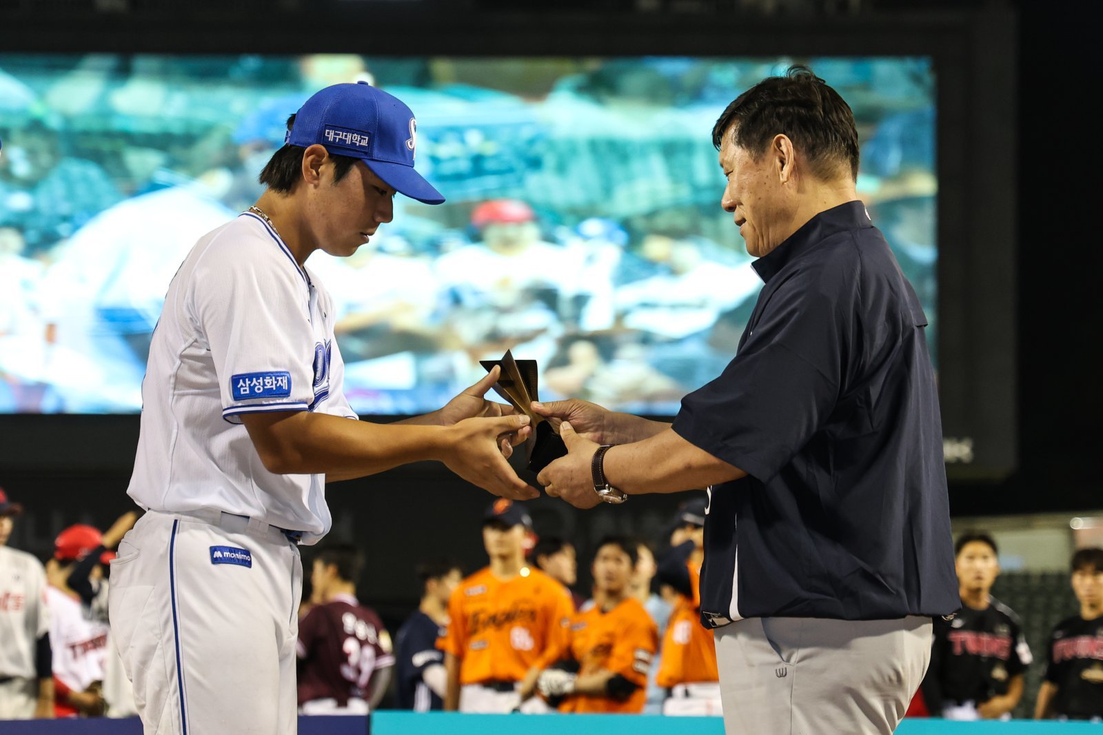 삼성 함수호(왼쪽)가 10일 잠실구장서 열린 퓨처스 올스타전이 끝난 뒤 허구연 KBO 총재에게 MVP 트로피를 받고 있다. 사진제공｜삼성 라이온즈