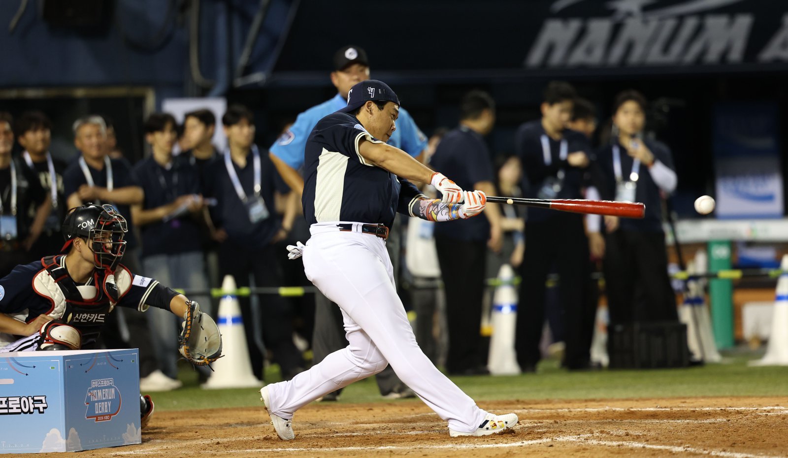 한화 강백호가 10일 잠실구장서 열린 ‘2026 신한 SOL KBO 올스타전’ 컴투스프로야구 홈런더비 결승서 힘차게 스윙하고 있다. 잠실｜뉴시스
