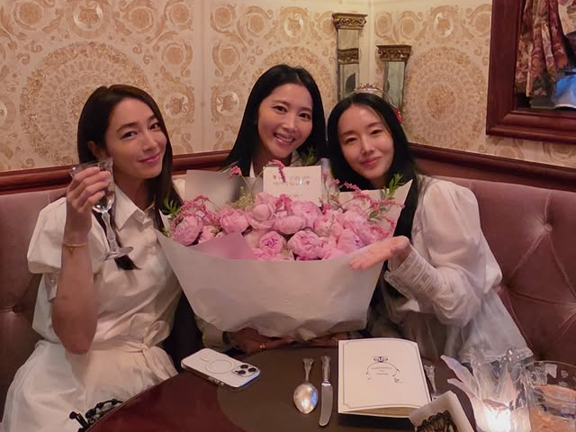 오윤아, 이민정·이정현에 ‘재혼’ 축하받았다…“벅차게 예뻐” [SD셀픽]