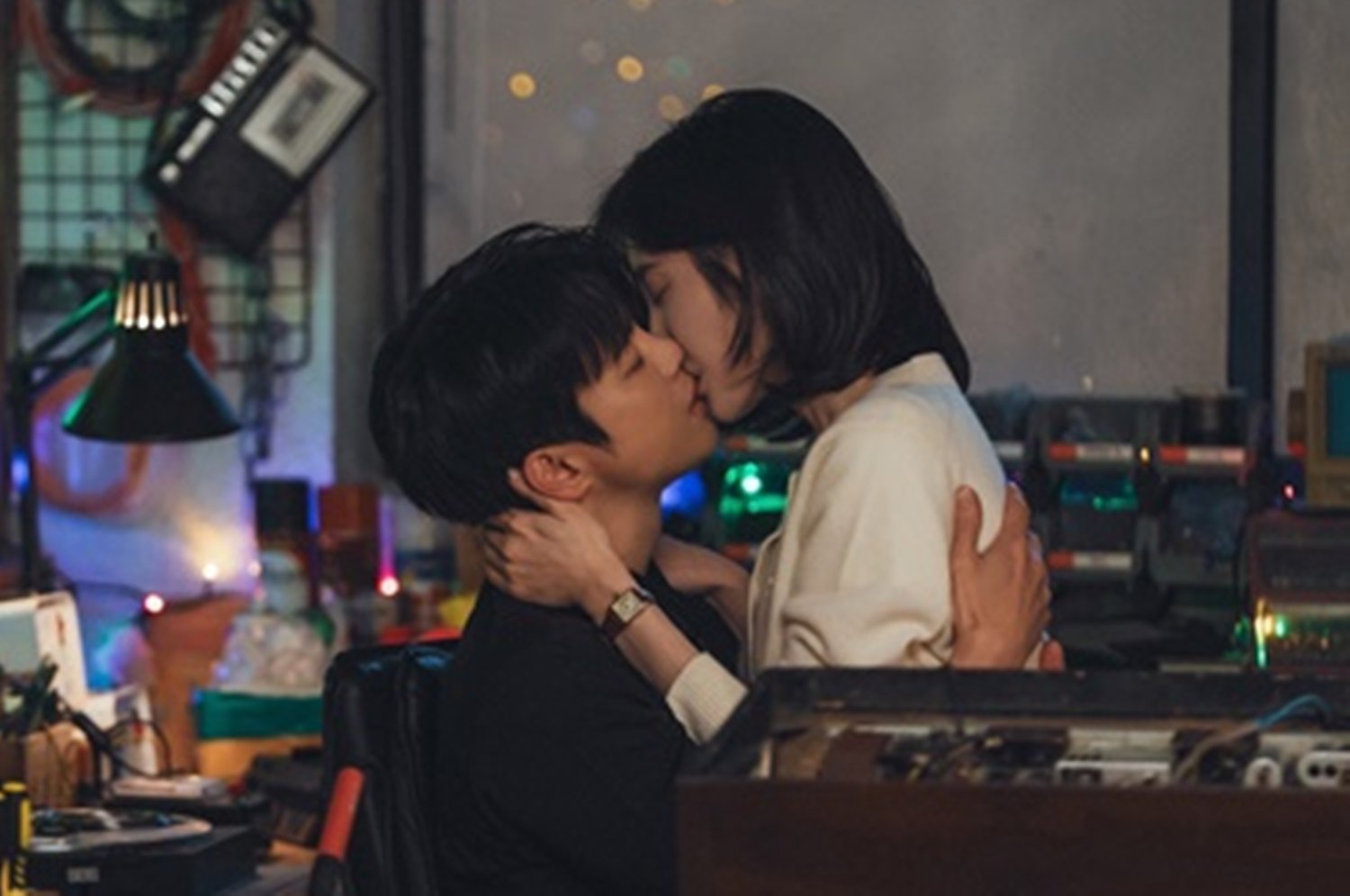 서인국♥박지현 키스 터졌다, 해외까지 난리 (내일도 출근)