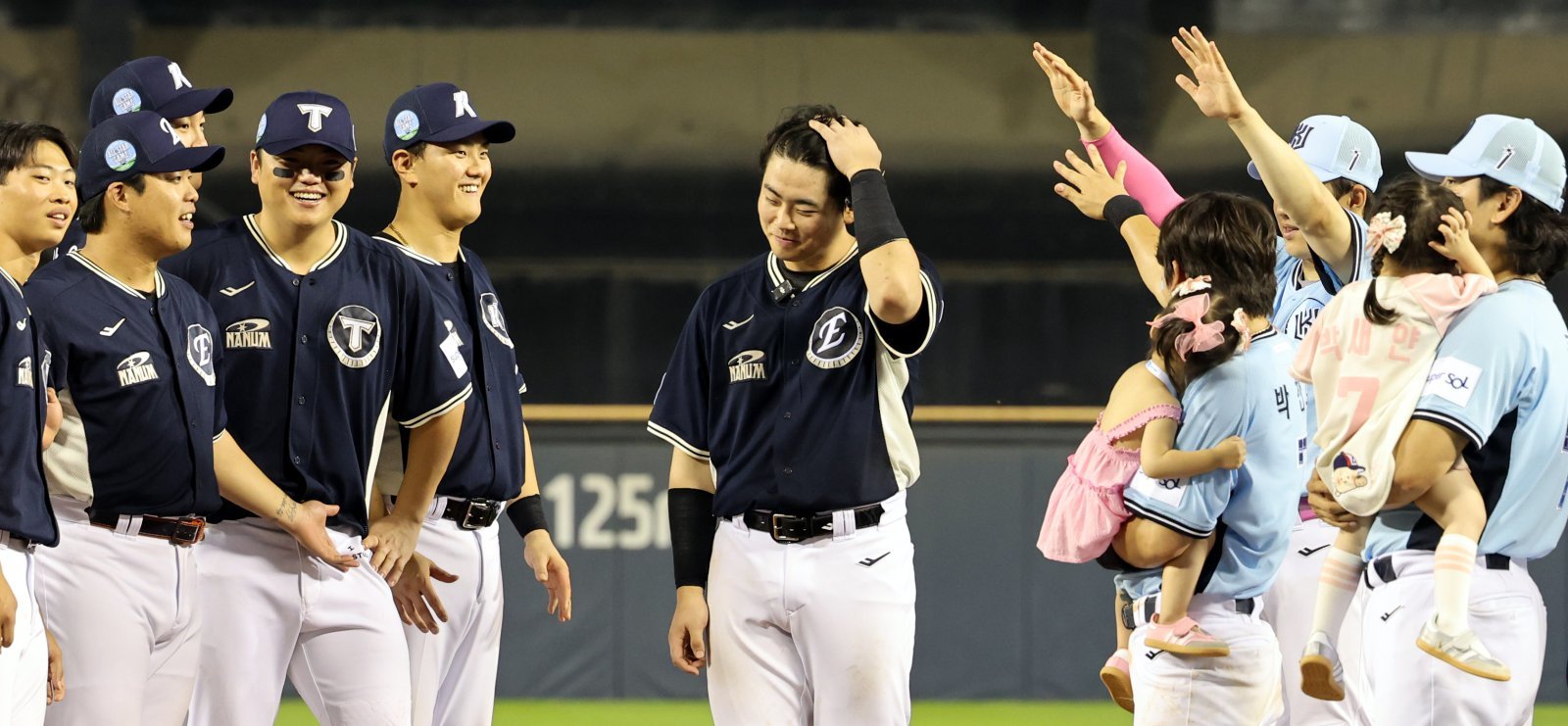 한화 허인서가 11일 잠실구장서 열린 ‘2026 신한 SOL KBO 올스타전’서 미스터 올스타에 선정된 뒤 동료에게 축하를 받고 있다. 잠실｜뉴시스