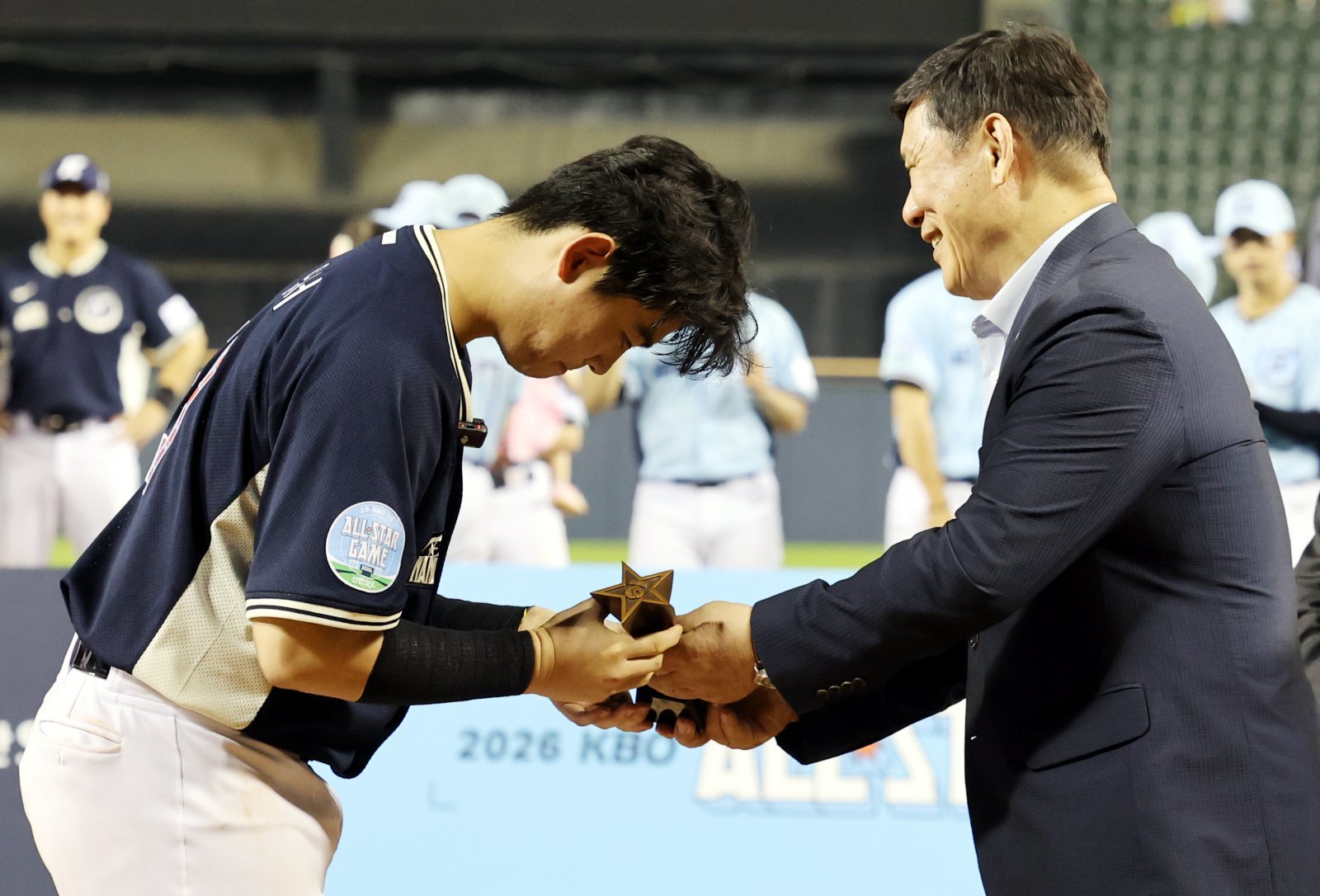 한화 허인서(왼쪽)가 11일 잠실구장서 열린 KBO 올스타전서 미스터 올스타에 선정된 뒤 허구연 KBO 총재에게 트로피를 받고 있다. 잠실｜뉴시스