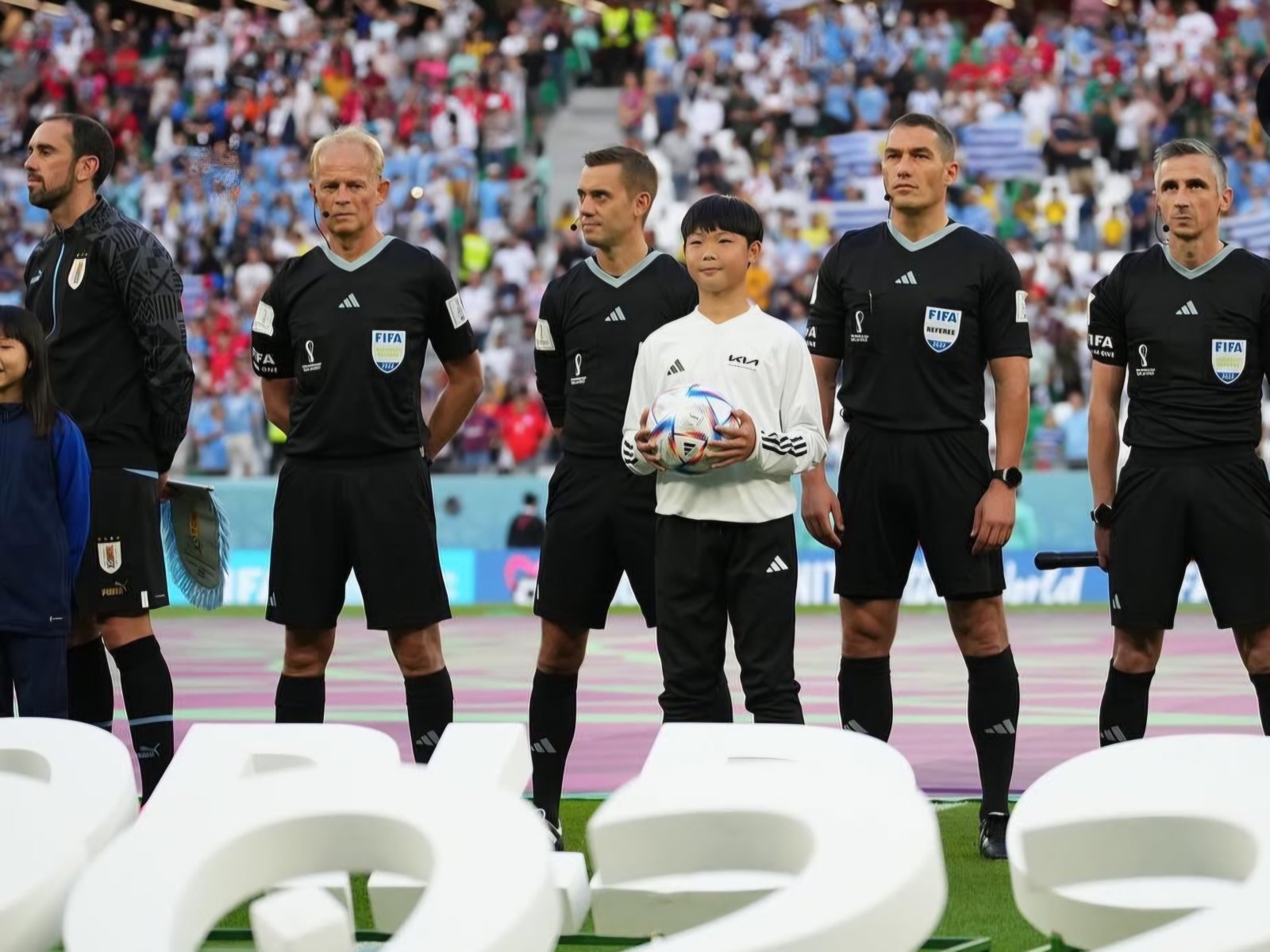 전북 특급 유망주 김예건(왼쪽 4번째)은 FIFA가 뽑은 ‘매치볼키즈’에 뽑혀 2022카타르월드컵을 직관하는 영광을 누리기도 했다. 사진출처|김예건 인스타그램