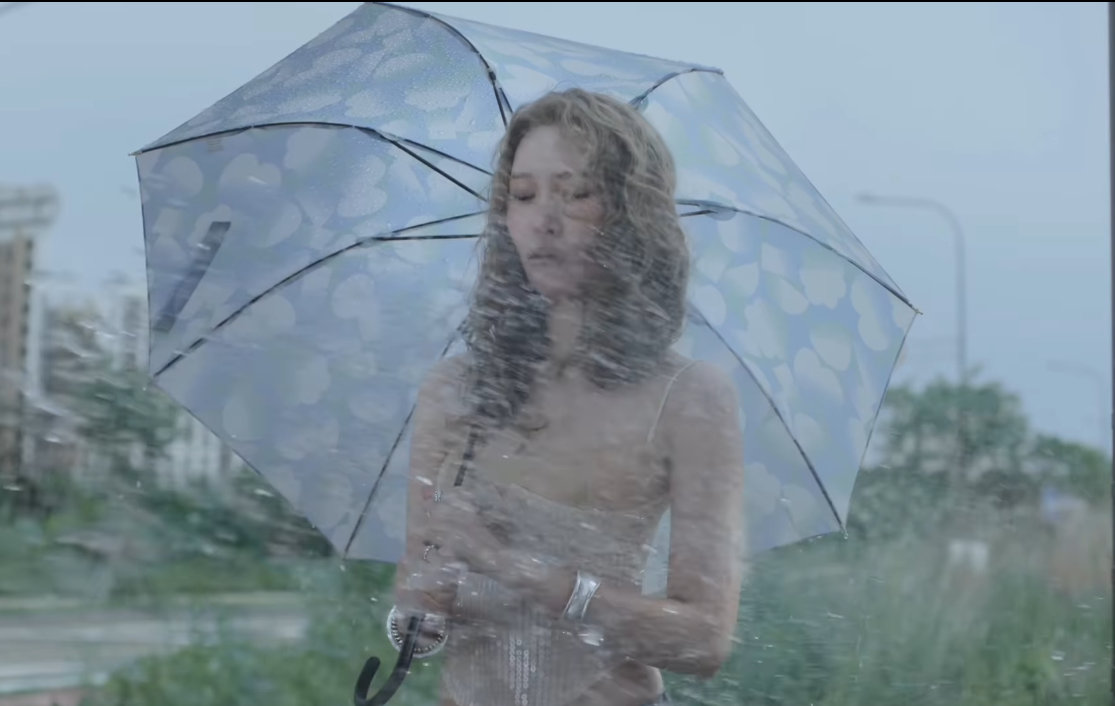 선미, ‘워터밤’보다 파격…비 흠뻑 젖은 채 ‘Forever July’
